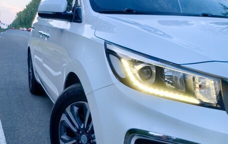KIA Carnival III, 2019 год, 1 800 000 рублей, 1 фотография