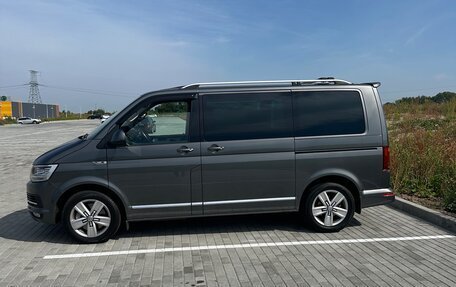Volkswagen Multivan T6 рестайлинг, 2019 год, 4 300 000 рублей, 2 фотография