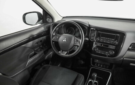 Mitsubishi Outlander III рестайлинг 3, 2019 год, 2 099 000 рублей, 10 фотография