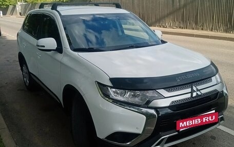 Mitsubishi Outlander III рестайлинг 3, 2020 год, 2 020 000 рублей, 3 фотография