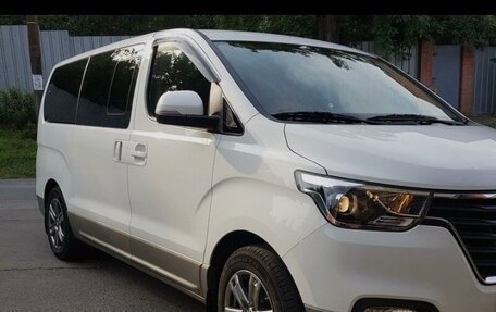 Hyundai H-1 II рестайлинг, 2018 год, 4 000 000 рублей, 2 фотография