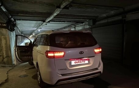 KIA Carnival III, 2017 год, 2 500 000 рублей, 2 фотография