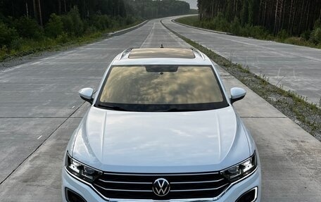 Volkswagen T-Roc I, 2022 год, 2 500 000 рублей, 2 фотография