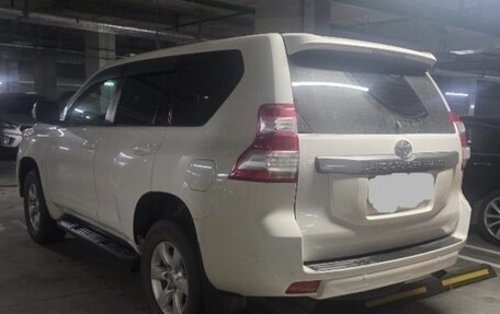 Toyota Land Cruiser Prado 150 рестайлинг 2, 2014 год, 3 650 000 рублей, 4 фотография