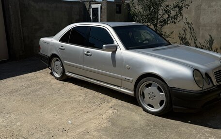 Mercedes-Benz E-Класс, 1995 год, 310 000 рублей, 1 фотография