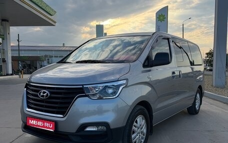 Hyundai Grand Starex Grand Starex I рестайлинг 2, 2019 год, 1 930 000 рублей, 1 фотография