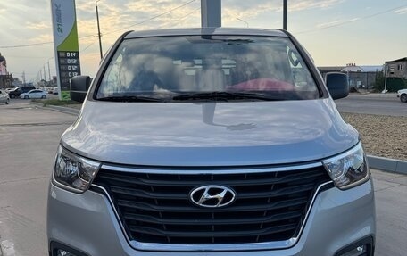 Hyundai Grand Starex Grand Starex I рестайлинг 2, 2019 год, 1 930 000 рублей, 3 фотография