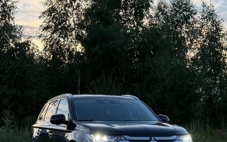 Mitsubishi Outlander III рестайлинг 3, 2017 год, 2 500 000 рублей, 3 фотография