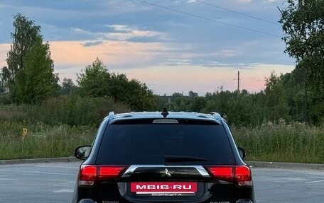 Mitsubishi Outlander III рестайлинг 3, 2017 год, 2 500 000 рублей, 8 фотография