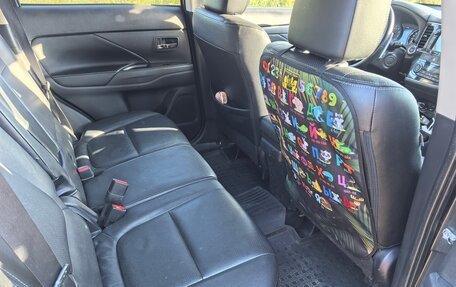 Mitsubishi Outlander III рестайлинг 3, 2014 год, 1 770 000 рублей, 10 фотография