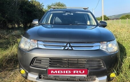 Mitsubishi Outlander III рестайлинг 3, 2014 год, 1 770 000 рублей, 13 фотография