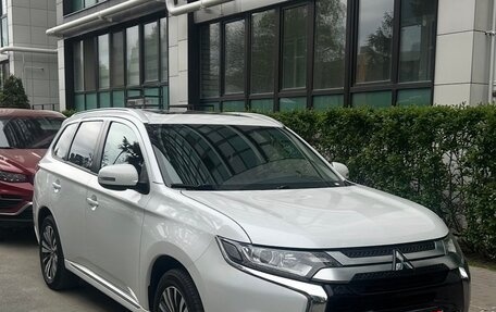 Mitsubishi Outlander III рестайлинг 3, 2022 год, 2 600 000 рублей, 1 фотография