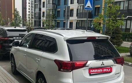 Mitsubishi Outlander III рестайлинг 3, 2022 год, 2 600 000 рублей, 3 фотография