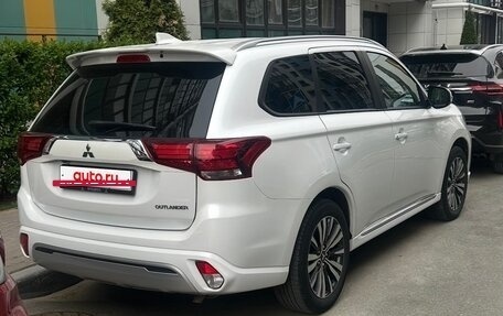 Mitsubishi Outlander III рестайлинг 3, 2022 год, 2 600 000 рублей, 4 фотография