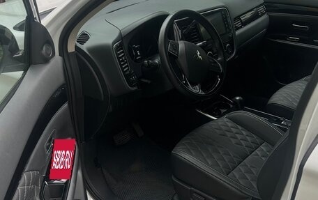 Mitsubishi Outlander III рестайлинг 3, 2022 год, 2 600 000 рублей, 5 фотография