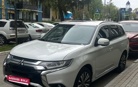 Mitsubishi Outlander III рестайлинг 3, 2022 год, 2 600 000 рублей, 2 фотография