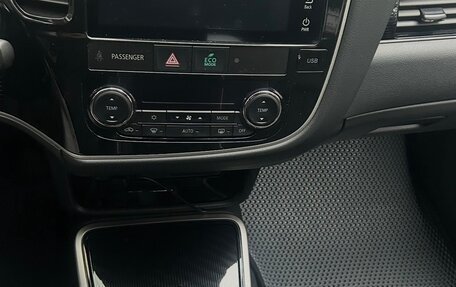 Mitsubishi Outlander III рестайлинг 3, 2022 год, 2 600 000 рублей, 7 фотография