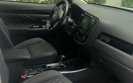 Mitsubishi Outlander III рестайлинг 3, 2022 год, 2 600 000 рублей, 8 фотография
