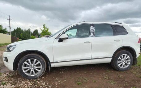 Volkswagen Touareg III, 2011 год, 1 800 000 рублей, 2 фотография