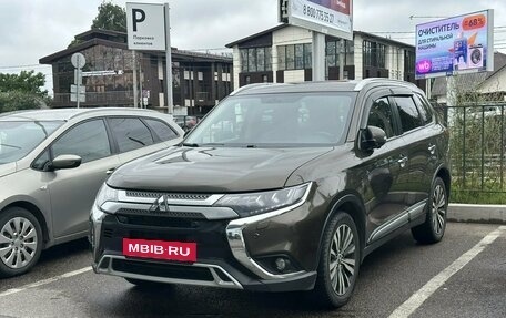 Mitsubishi Outlander III рестайлинг 3, 2019 год, 1 999 000 рублей, 1 фотография