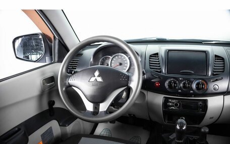 Mitsubishi L200 IV рестайлинг, 2013 год, 2 149 000 рублей, 11 фотография