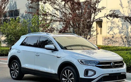 Volkswagen T-Roc I, 2023 год, 2 300 000 рублей, 2 фотография