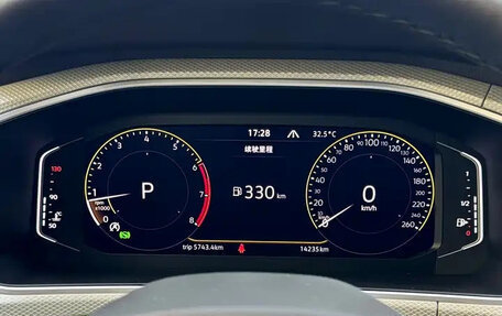 Volkswagen T-Roc I, 2023 год, 2 300 000 рублей, 8 фотография