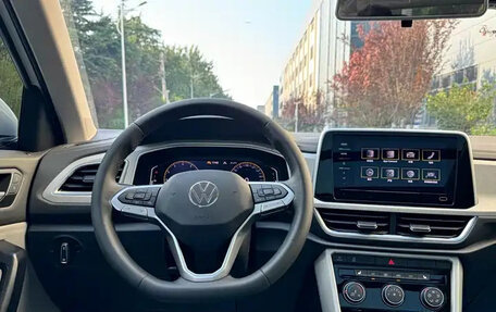 Volkswagen T-Roc I, 2023 год, 2 300 000 рублей, 17 фотография