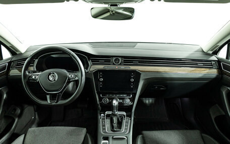 Volkswagen Passat B8 рестайлинг, 2017 год, 1 779 700 рублей, 14 фотография