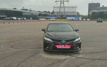 Toyota Camry, 2019 год, 1 900 000 рублей, 6 фотография