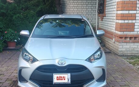 Toyota Yaris, 2021 год, 1 420 000 рублей, 2 фотография
