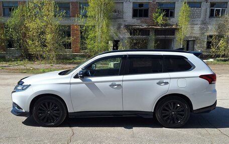 Mitsubishi Outlander III рестайлинг 3, 2022 год, 3 240 000 рублей, 3 фотография