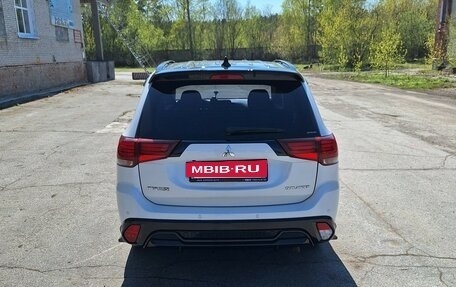 Mitsubishi Outlander III рестайлинг 3, 2022 год, 3 240 000 рублей, 4 фотография