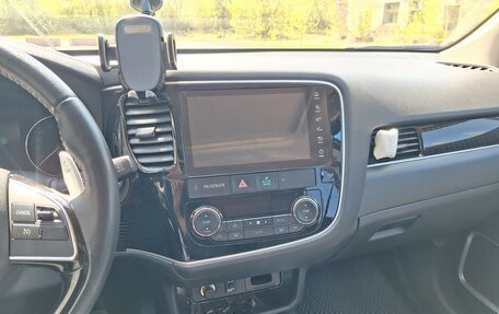 Mitsubishi Outlander III рестайлинг 3, 2022 год, 3 240 000 рублей, 12 фотография