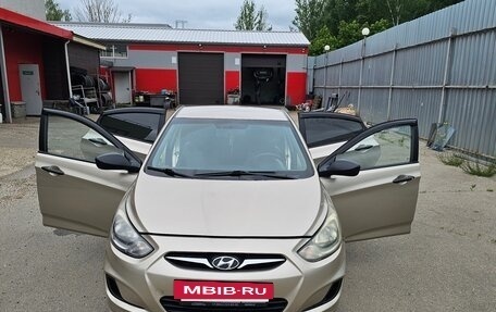 Hyundai Solaris II рестайлинг, 2011 год, 630 000 рублей, 23 фотография