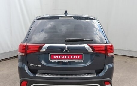 Mitsubishi Outlander III рестайлинг 3, 2020 год, 2 180 000 рублей, 5 фотография