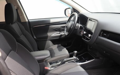 Mitsubishi Outlander III рестайлинг 3, 2020 год, 2 180 000 рублей, 10 фотография