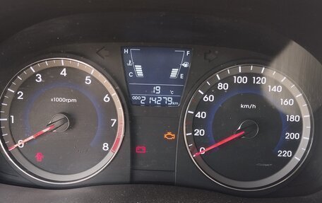 Hyundai Solaris II рестайлинг, 2013 год, 700 000 рублей, 17 фотография