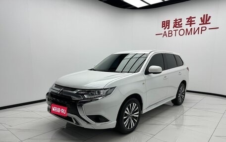 Mitsubishi Outlander III рестайлинг 3, 2022 год, 2 000 000 рублей, 1 фотография