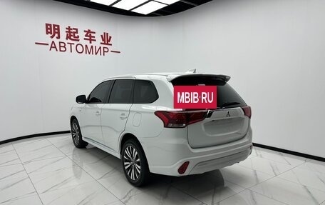 Mitsubishi Outlander III рестайлинг 3, 2022 год, 2 000 000 рублей, 3 фотография