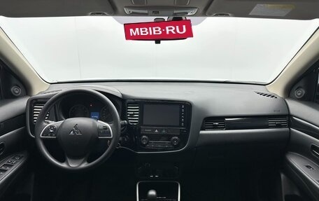 Mitsubishi Outlander III рестайлинг 3, 2022 год, 2 000 000 рублей, 2 фотография