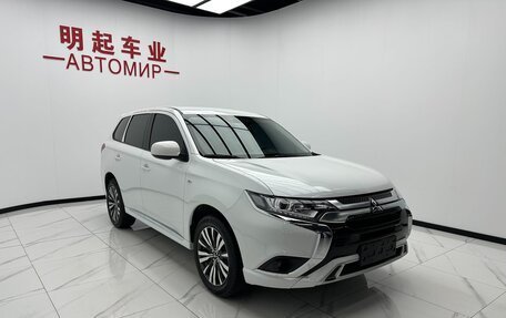 Mitsubishi Outlander III рестайлинг 3, 2022 год, 2 000 000 рублей, 5 фотография