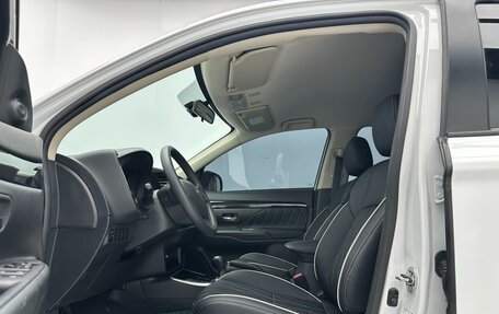 Mitsubishi Outlander III рестайлинг 3, 2022 год, 2 000 000 рублей, 13 фотография