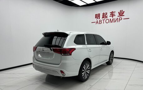 Mitsubishi Outlander III рестайлинг 3, 2022 год, 2 000 000 рублей, 9 фотография