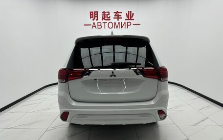 Mitsubishi Outlander III рестайлинг 3, 2022 год, 2 000 000 рублей, 11 фотография