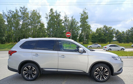 Mitsubishi Outlander III рестайлинг 3, 2020 год, 2 340 000 рублей, 5 фотография