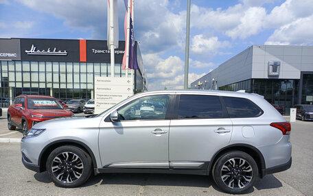 Mitsubishi Outlander III рестайлинг 3, 2020 год, 2 340 000 рублей, 10 фотография