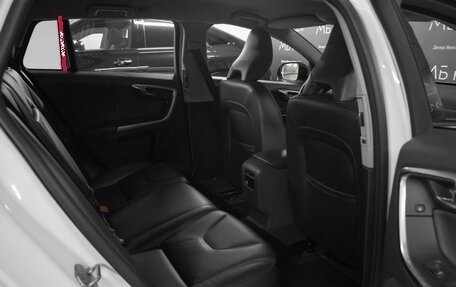 Volvo V60 Cross Country II, 2016 год, 2 400 000 рублей, 21 фотография