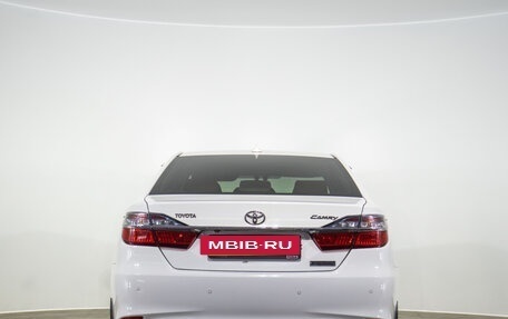 Toyota Camry, 2017 год, 1 999 000 рублей, 6 фотография