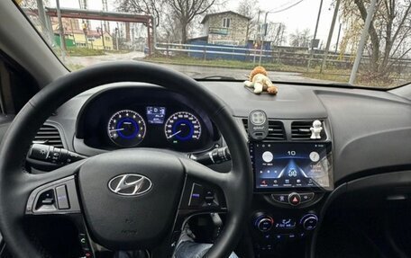 Hyundai Solaris II рестайлинг, 2015 год, 1 050 000 рублей, 9 фотография